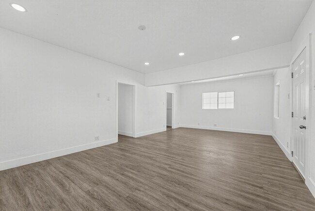 2703 Alsace Ave