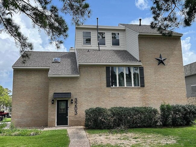 Building Photo - 3203 Bayou Dr