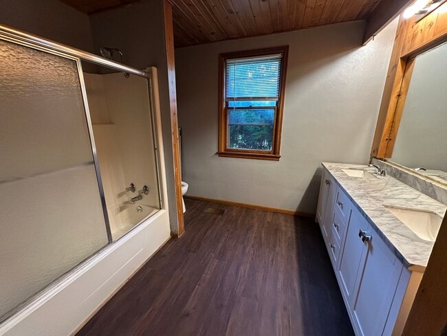 Building Photo - 2540 S Edgewood Dr Unit = 3