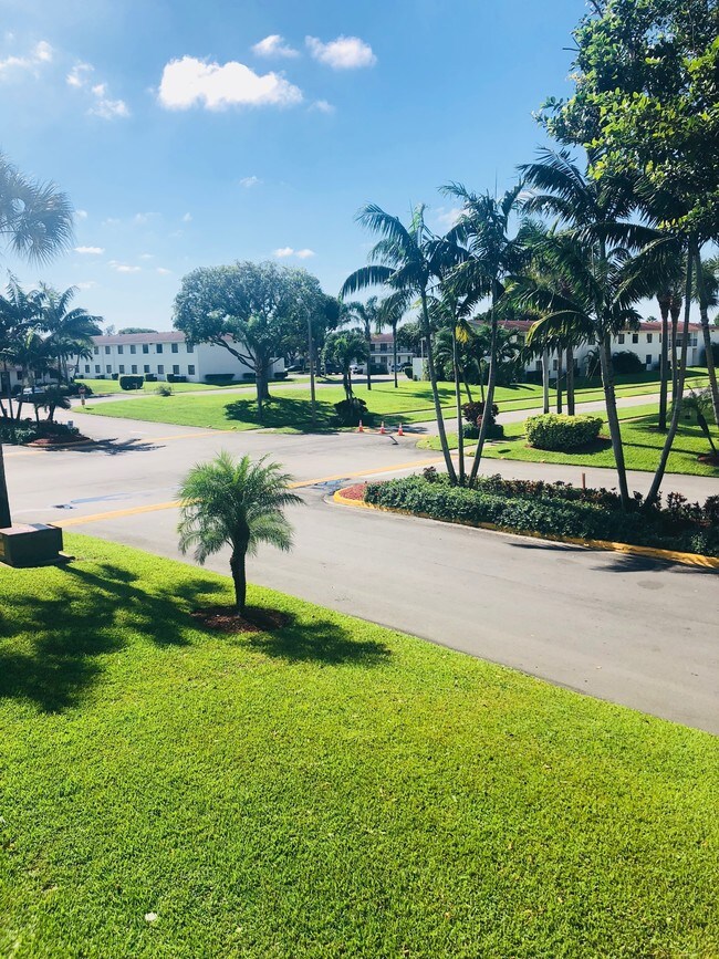 Casa Del Mar Apartments For Rent in West Palm Beach, FL