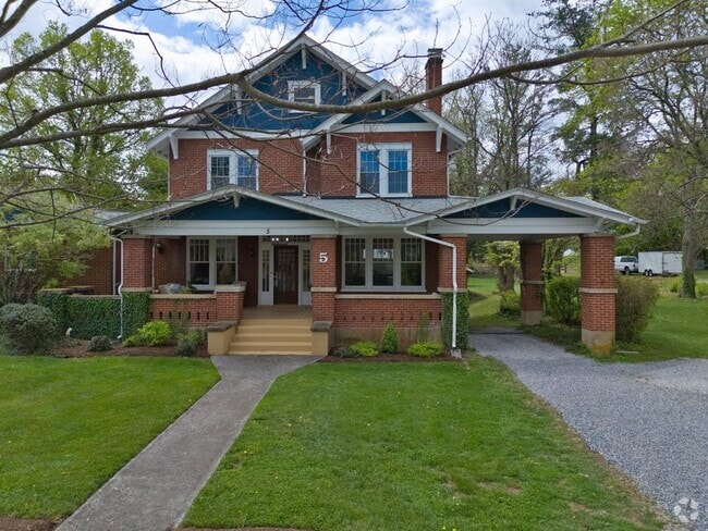 Building Photo - Spacious Living in a Prime Christiansburg ... Rental