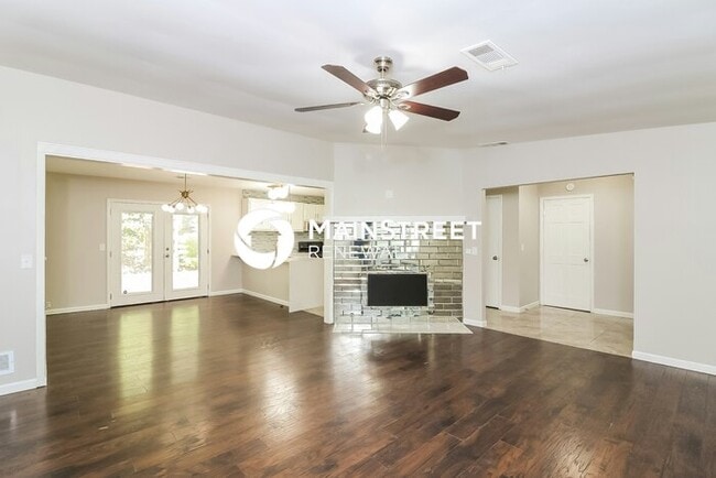 Photo - 3 Bedroom Pet-Friendly Home in Marietta, GA with Main Street Renewal