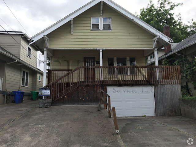 Building Photo - Spacious home in wonderful Portland neighb...