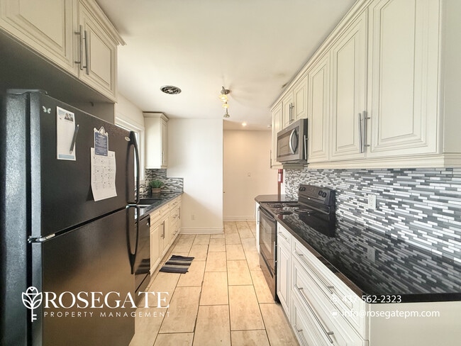 Photo - Furnished 2-Bedroom Apartment with Parking, Internet & Backyard Deck – Oshawa Unit 1