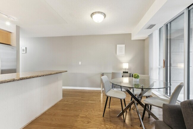 Photo - 136 Simcoe St Unit FL1-ID1031080P