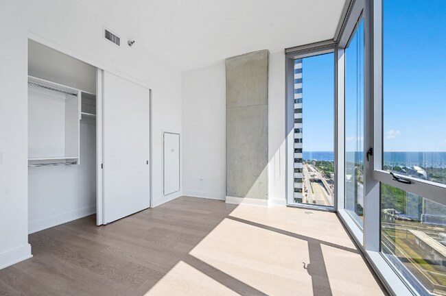 Photo - 72 E Randolph St