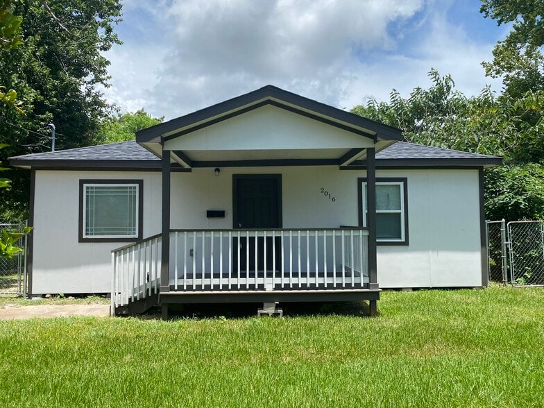 2016 Magnolia Dr