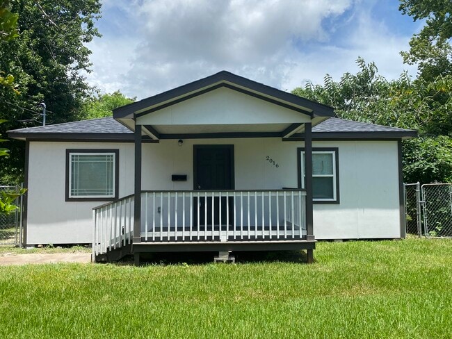 Building Photo - 2016 Magnolia Dr