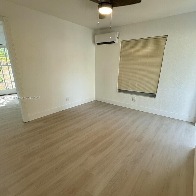 Photo - 1565 NE 32nd St