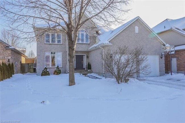 Building Photo - Stunning Masonville Executive Home * 4 Bdrm * 3.5 Bath * FENCED YARD *