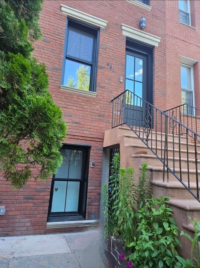 Private entrance - 661 Decatur St Unit 1