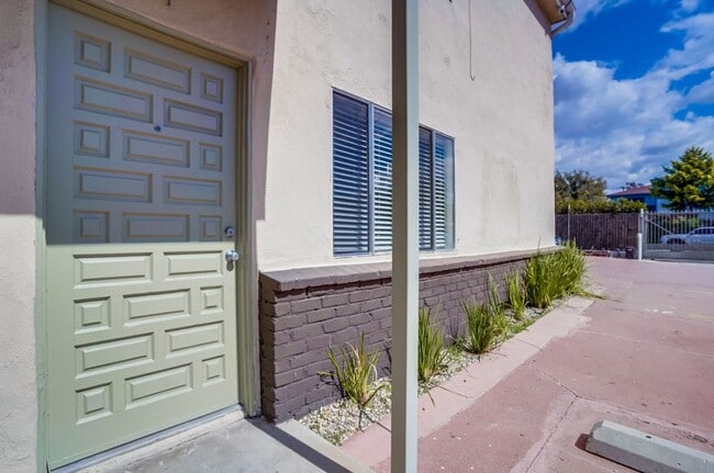 Building Photo - 2425 S Ridgeley Dr Unit 01