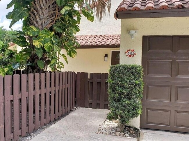 Photo - 541 NE 47th St