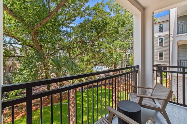 Patios privados y balcones ventilados disponibles - The Henslow Daniel Island Apartments & Townhomes