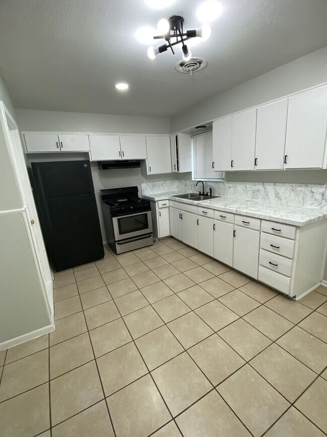 Photo - Recently Updated 3 Bedroom 2 Bath Minutes From Downtown