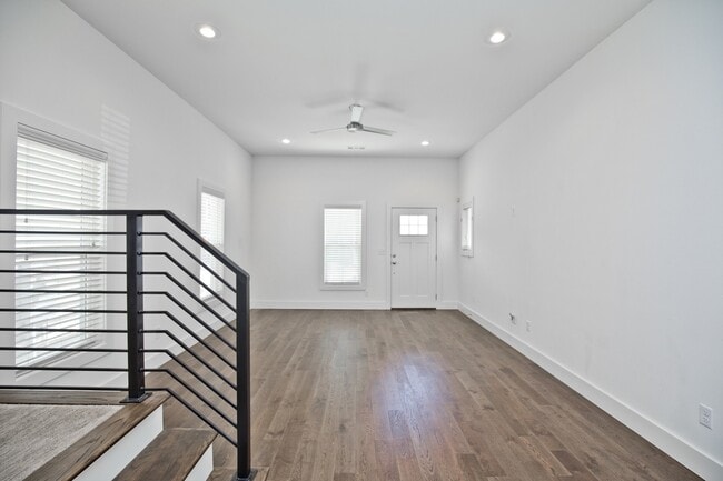 Photo - ***410-1 SW B Street***