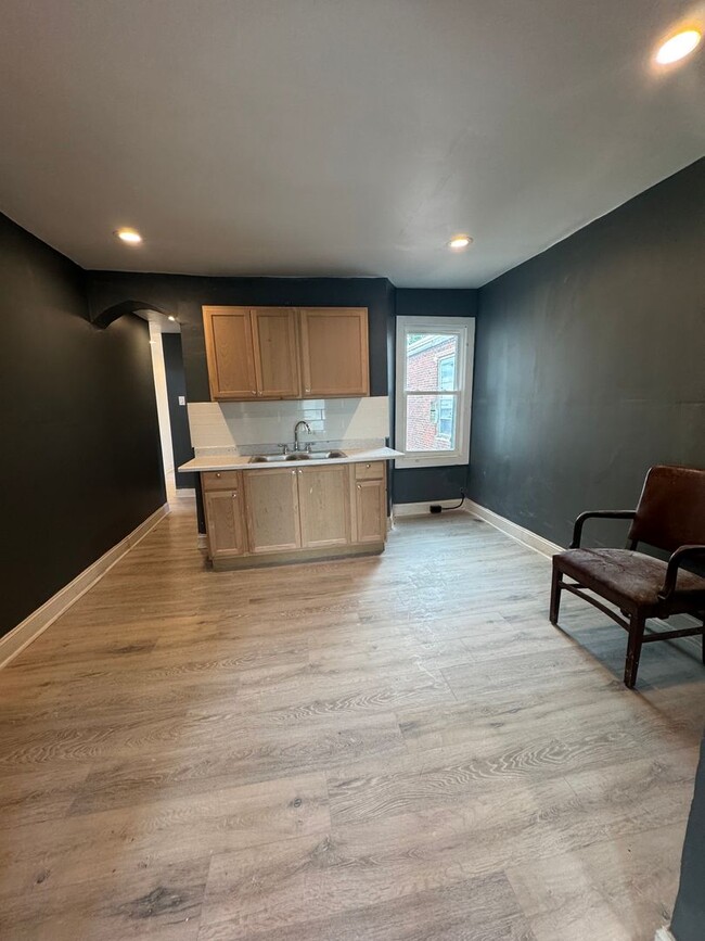 Building Photo - 4133 Pennsgrove St Unit #3