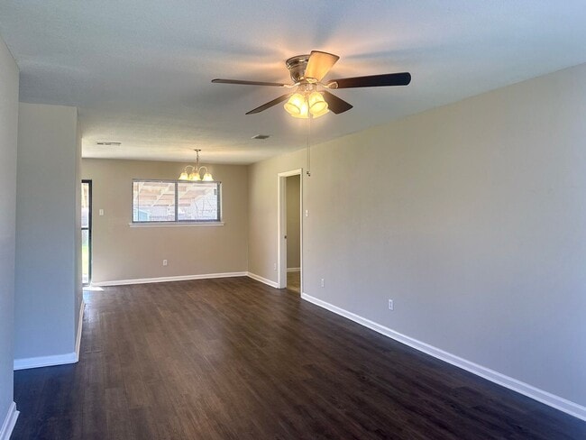 Building Photo - 4 Bedroom / 2.5 Bath Home