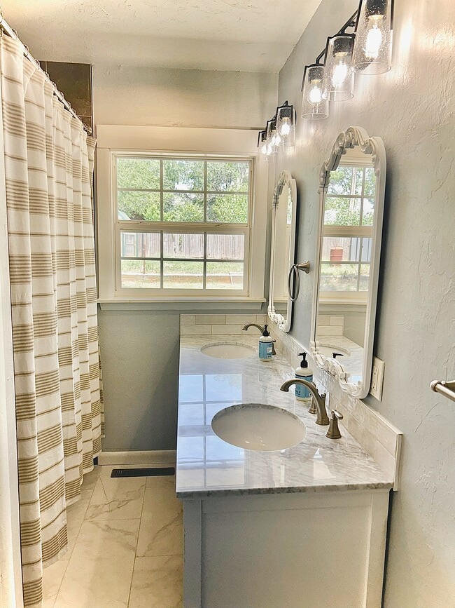 Photo - 810 W Moore Ave