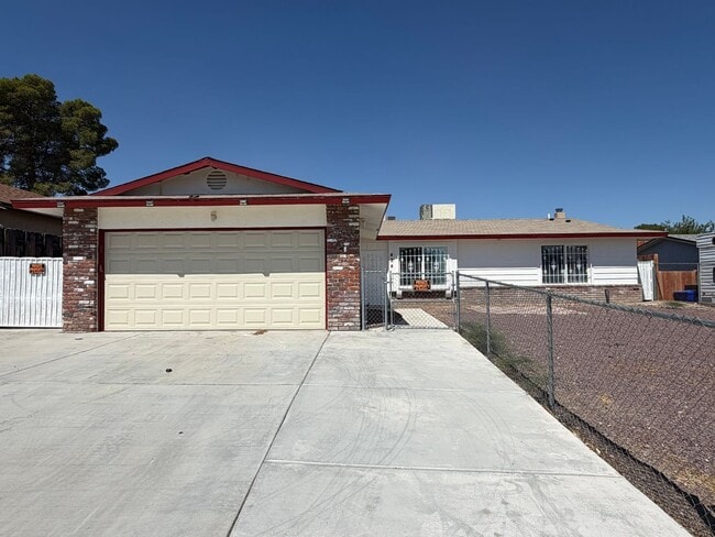 Building Photo - 4 Bedroom 2 Bathroom House with 2 Car Garage Located in Fashion Square Near Schools and Shopping