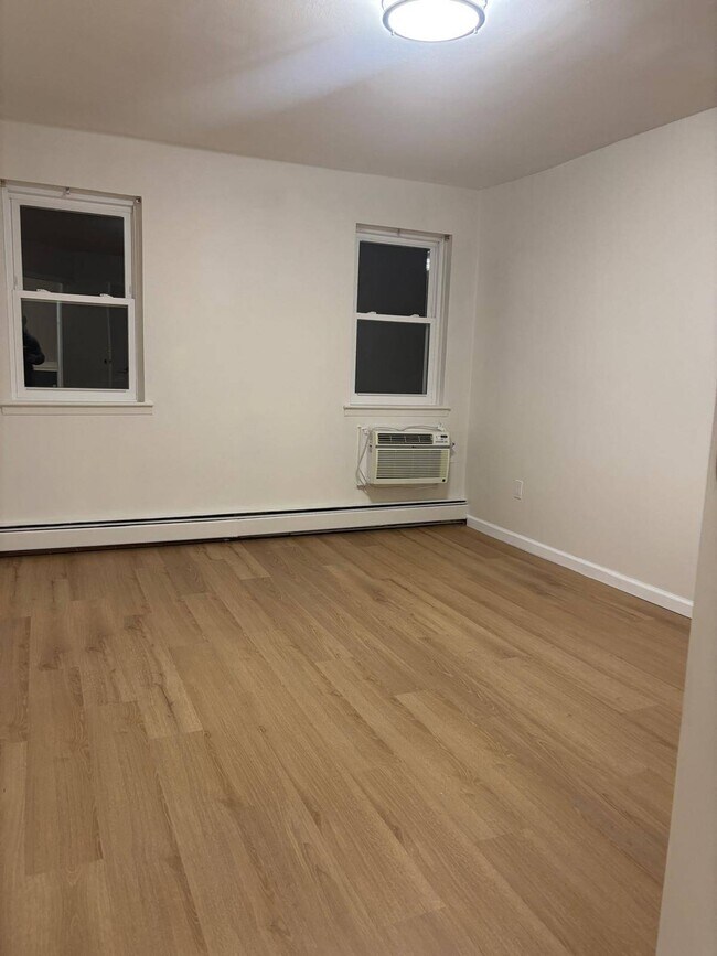 Photo - 1233 E 69th St