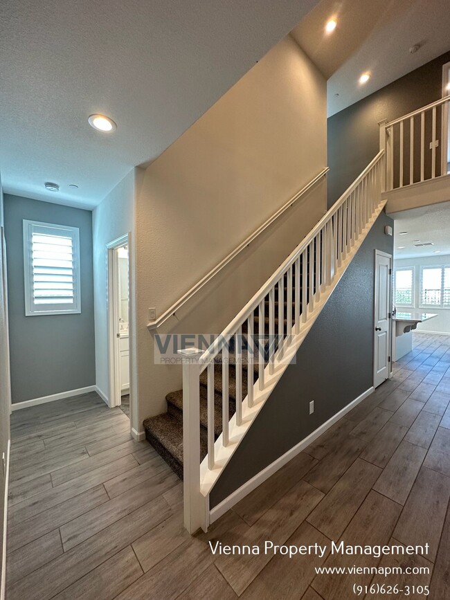 Photo - 1347 Larkspur Dr