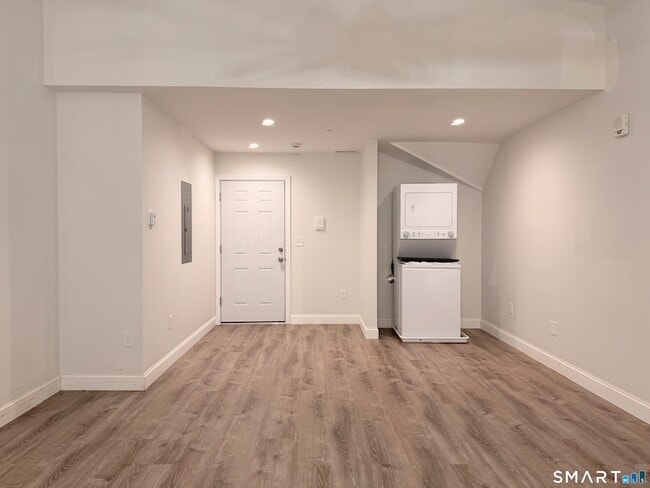 Photo - 1085 Whalley Ave