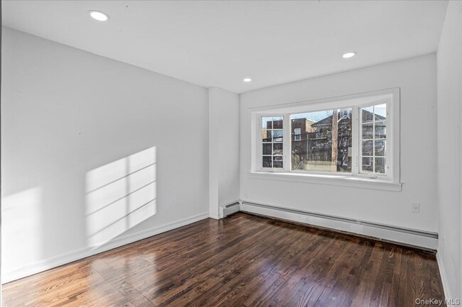 Photo - 953A E 217th St Unidad 3rdFloor