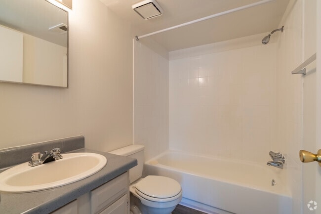 2BR, 1BA - 790SF - Bathroom - Lexington Manor