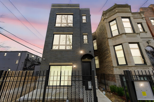 Building Photo - 861 E 63rd Pl Unit 3