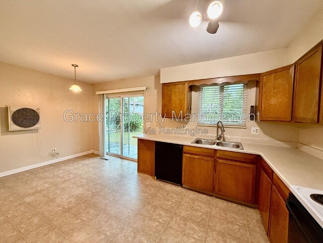 Photo - 1070 Iris St