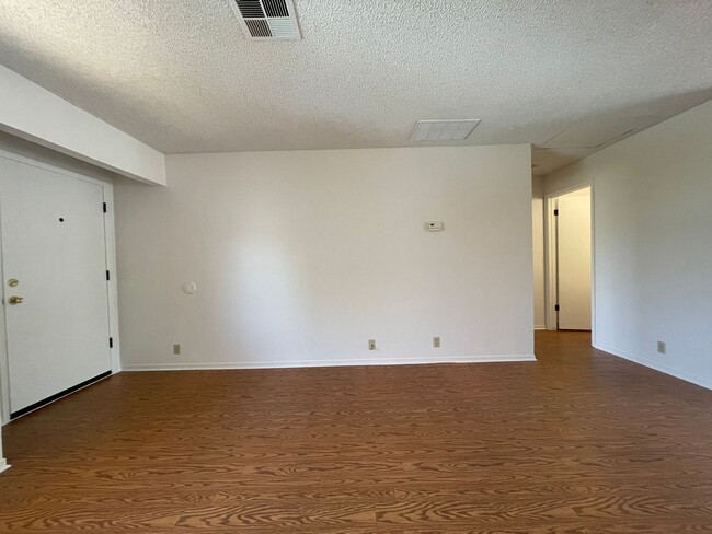 Photo - Upstairs 2 Bedroom 1 Bath Apartment in Ata... Unidad 9337-28