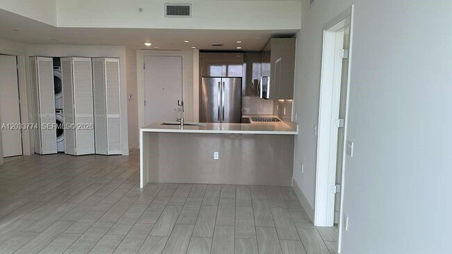 Building Photo - 2000 Metropica Wy Unit 2111