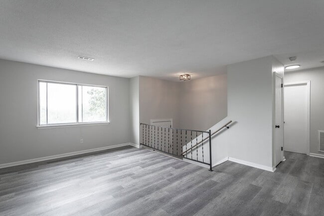 Photo - 833 Sylvan Dr