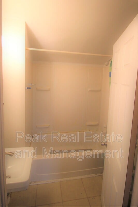 Photo - 855 Alexander St SE