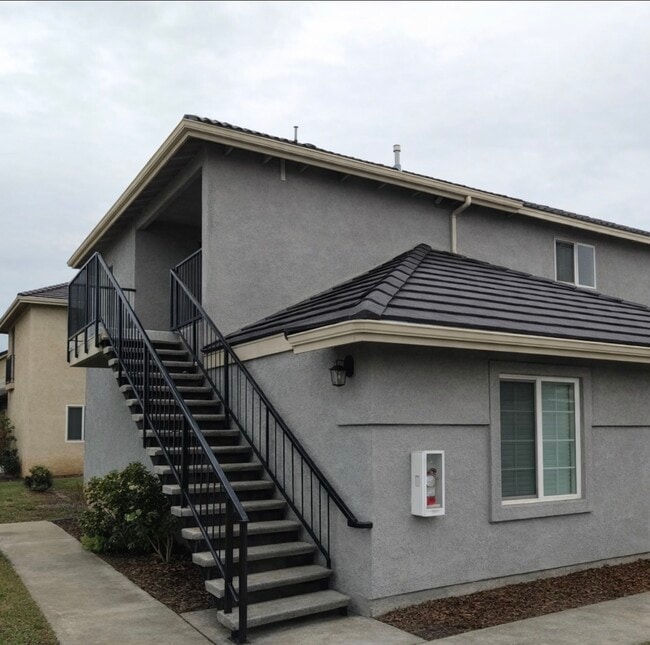 Building Photo - Lark  4 Plex Unit 2247