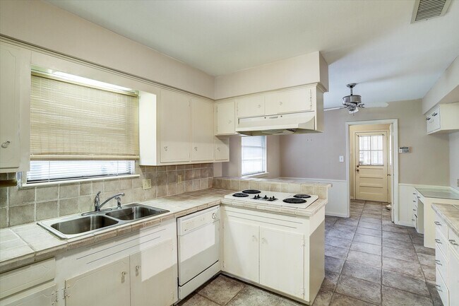 Photo - 5638 Yarwell Dr