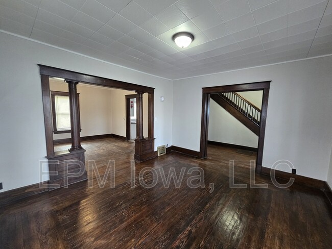 Photo - 320 E 7th St