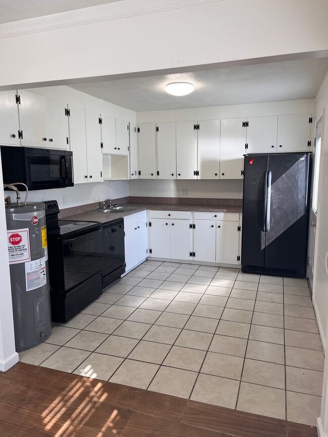 Photo - 2 Bedroom || 1 Bathroom Duplex Unit