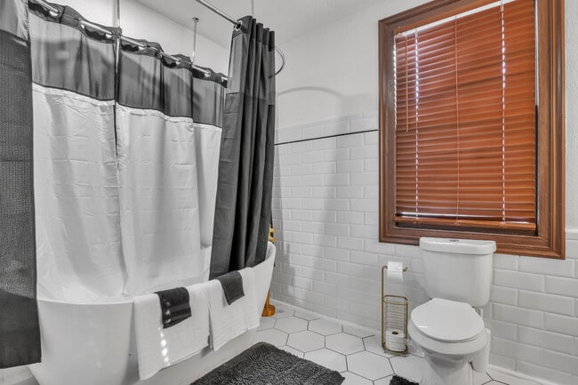 Room 1 Privet Full Bathroom - 51 E 4th St