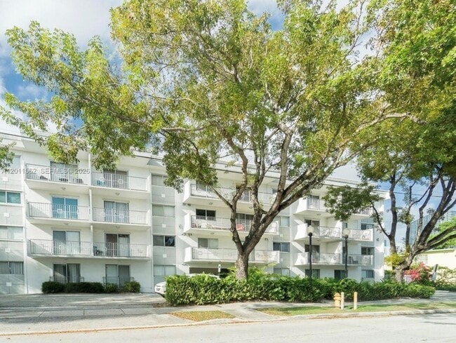 Building Photo - 445 SW 11th St Unit 107