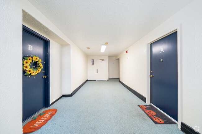 Pasillo - Waveland Place Apartments