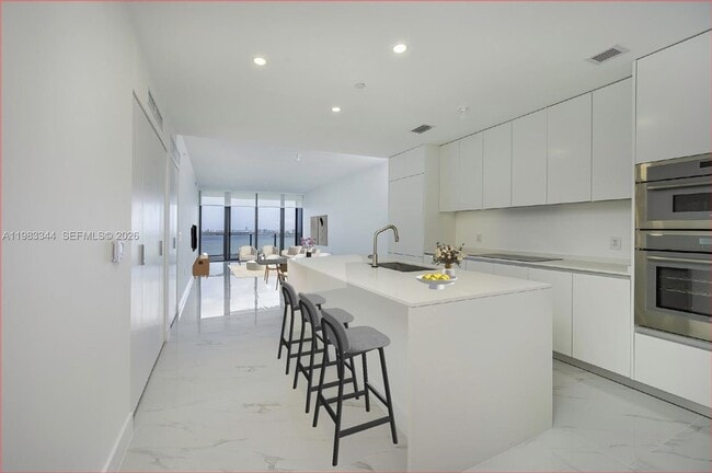 Photo - 700 NE 24th St Unidad 2506