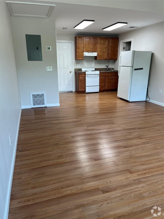 Building Photo - 2064 Main St Rental