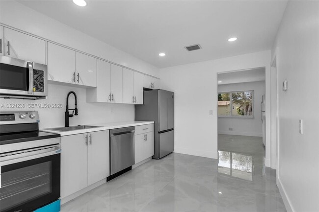 Building Photo - 821 SW 7th Ave Unit 2