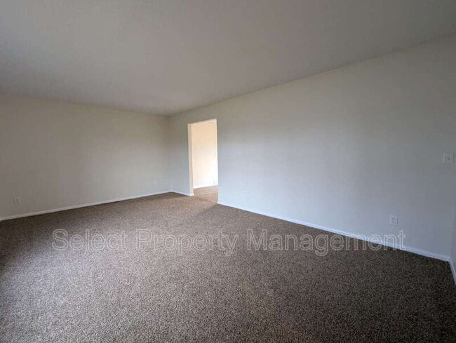 Photo - 924 E Washington Center Rd