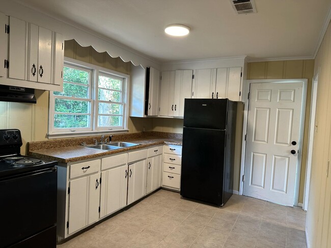 Photo - 617 Hibner St