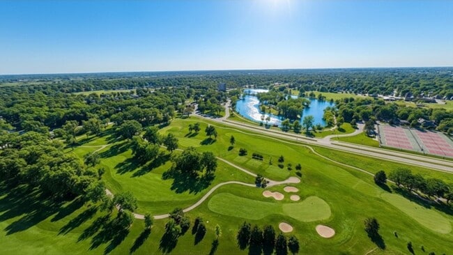 Su magnífico hogar para siempre está rodeado por este hermoso parque y campo de golf. - Lakeview Residences