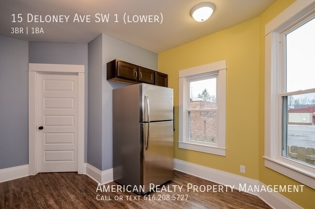 Photo - 15 Deloney Ave SW