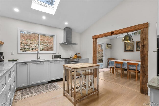 Photo - 20 Cedar Rd E